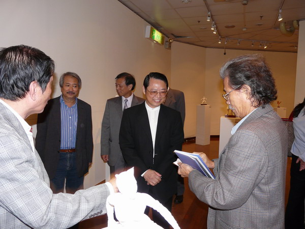 館長吳祖勝陪同來賓一同欣賞展場內之作品